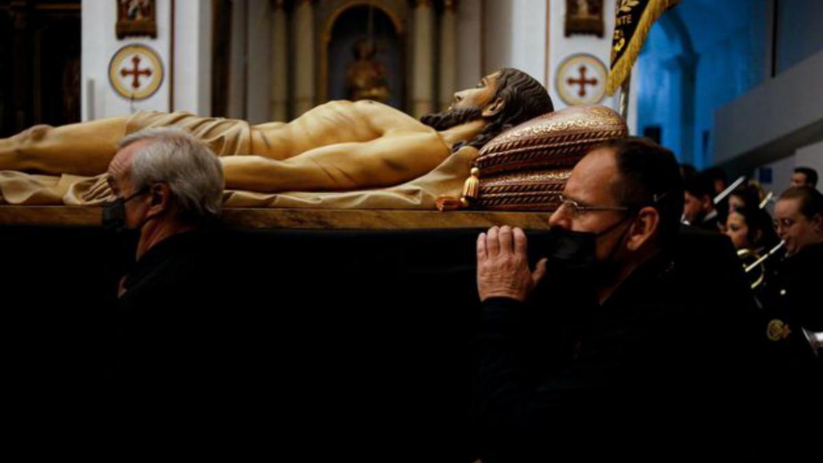 La lluvia impide la procesión del Cristo Yacente  