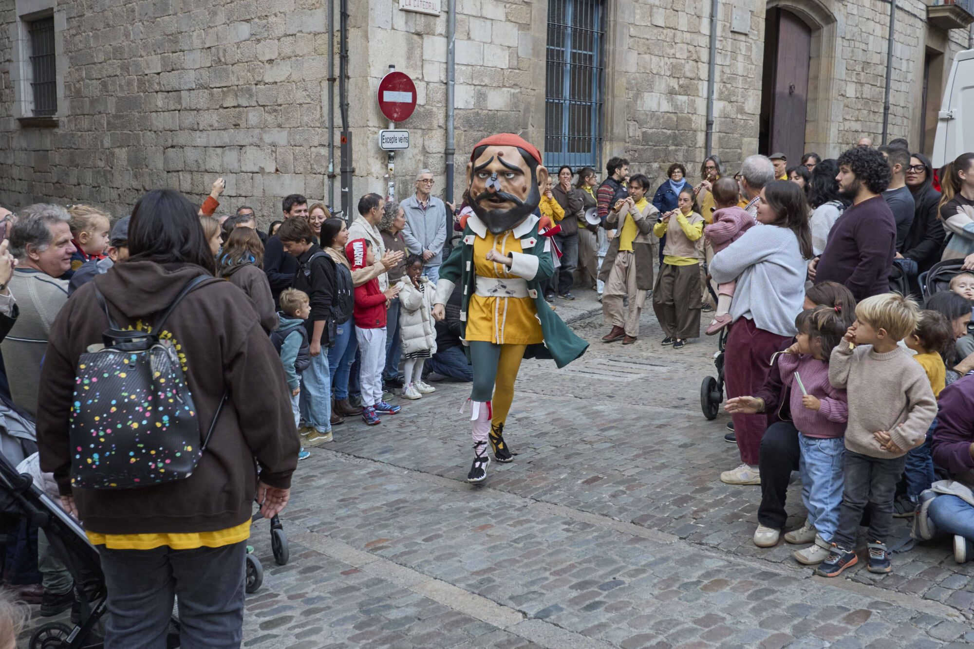 Les fotos de la passejada de capgrossos i gegants a la plaça de la catedral de Girona