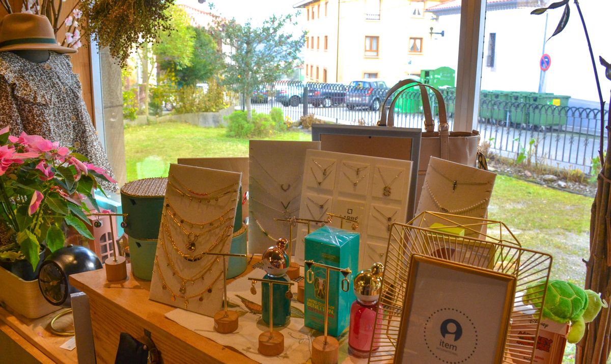 Bolsos, bisutería, ropa y colonias, en el interior de la tienda de la emprendedora de Muros.