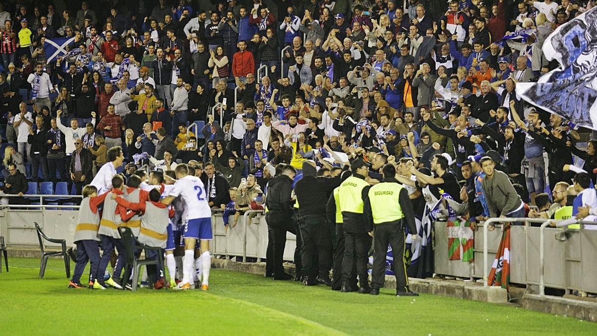 Los jugadores del Tenerife celebran un gol junto a la afición durante la temporada pasada.