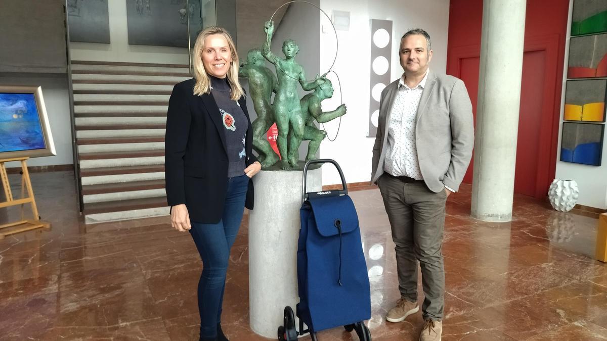 Mireia Server, CEO de Rolser, y Vicent Server, director general, junto al carro y una escultura de Joan Castejón