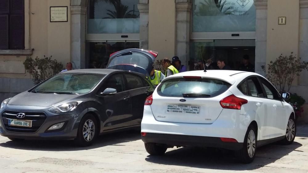 Vehicles de la Guàrdia Civil davant l'ajuntament de Lloret