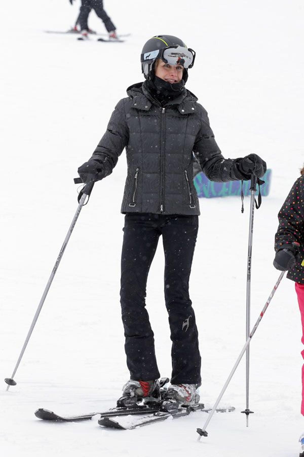 Letizia Ortiz, de negro,  disfrutando de la nieve de Astún