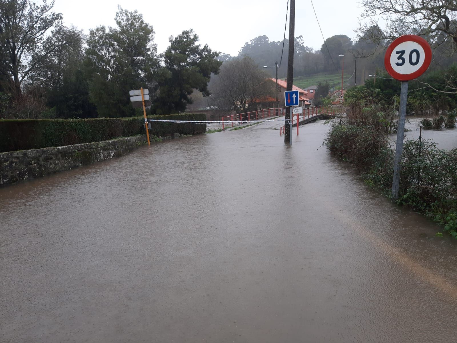 Así estrena el año Gondomar: inundaciones, caída de muros y calles cortadas