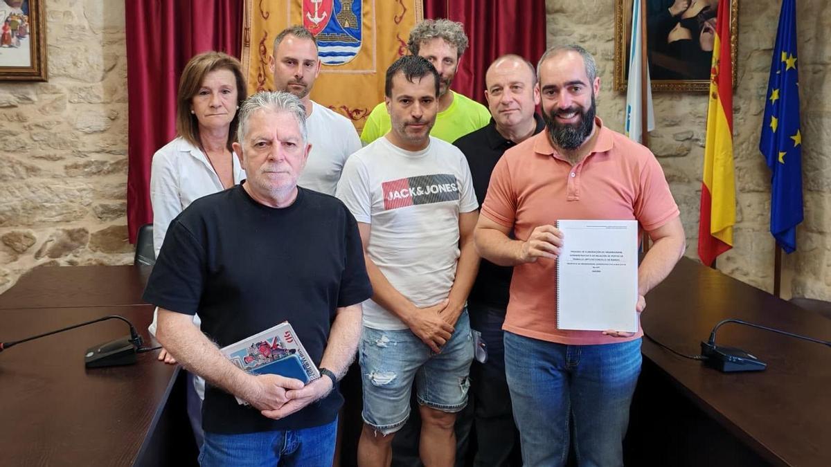 Julián Bustelo, dereita, cos representantes sindicais e dos traballadores.