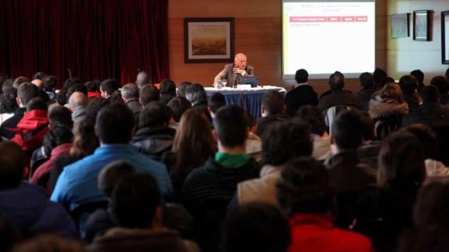 Las dos ponencias de Luis Márquez sobre el mercado de la maquinaria agrícola y las normas de circulación contaron con un nutrido público.