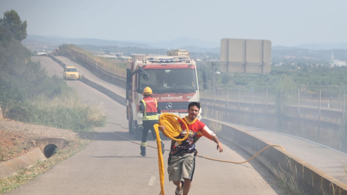 El incendio de la Vall d'Uixó, en imágenes: centenares de efectivos, vecinos ayudando y un fuego que no da tregua