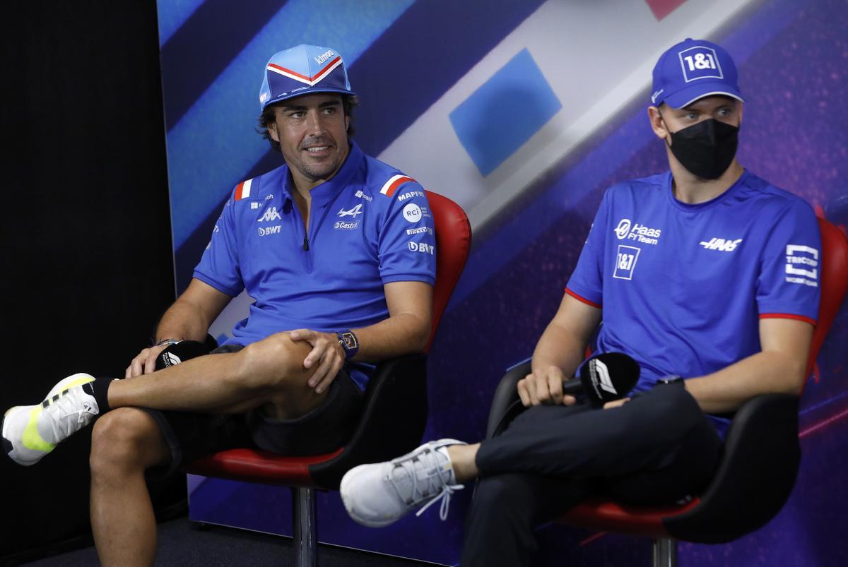 Fernando Alonso, junto a Mick Schumacher