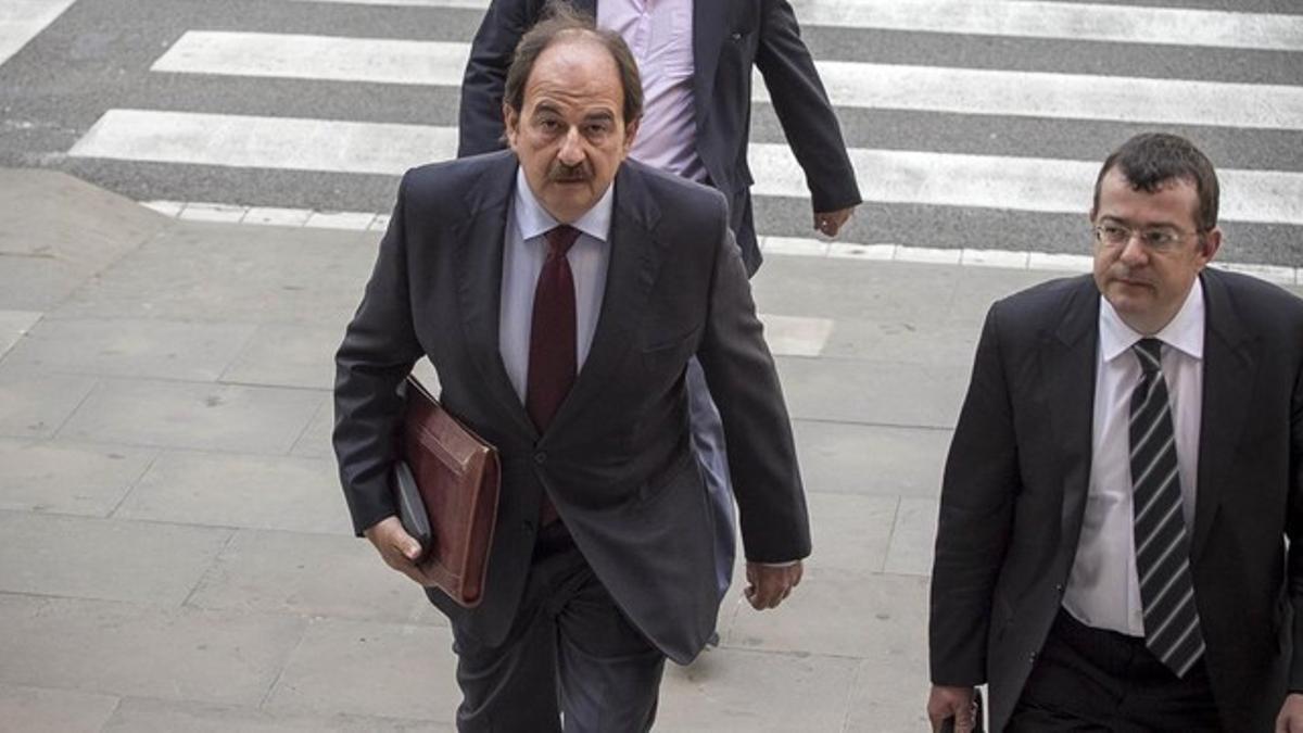 Xavier Crespo, este martes, a su llegada al TSJC junto a su abogado, Manuel González Peeters.