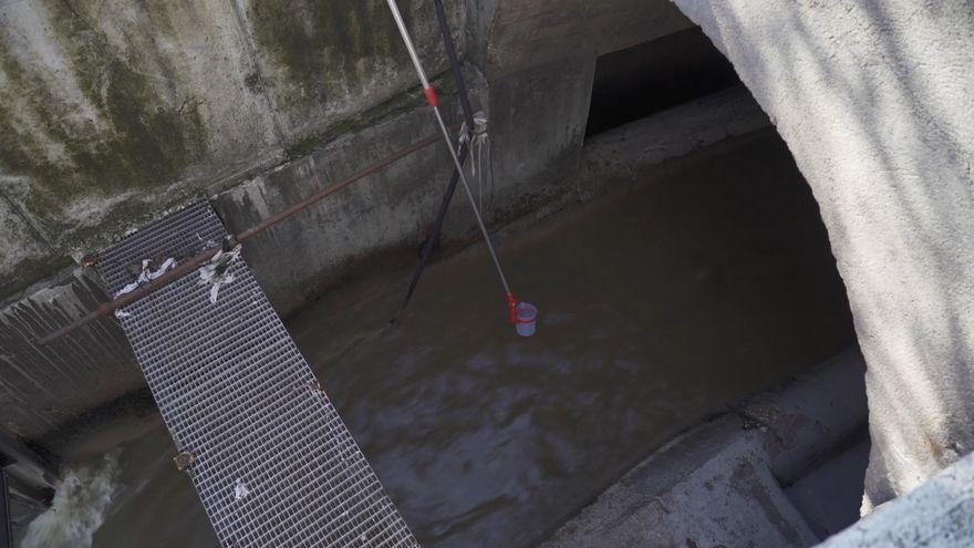 Recogida de una muestra de agua en una depuradora española.