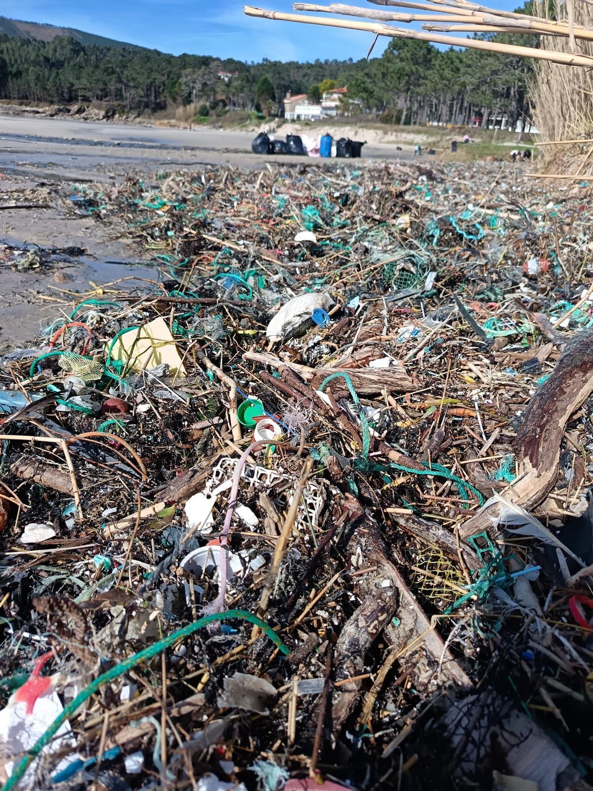 Lixo acumulado na praia de Estorde, en Cee.