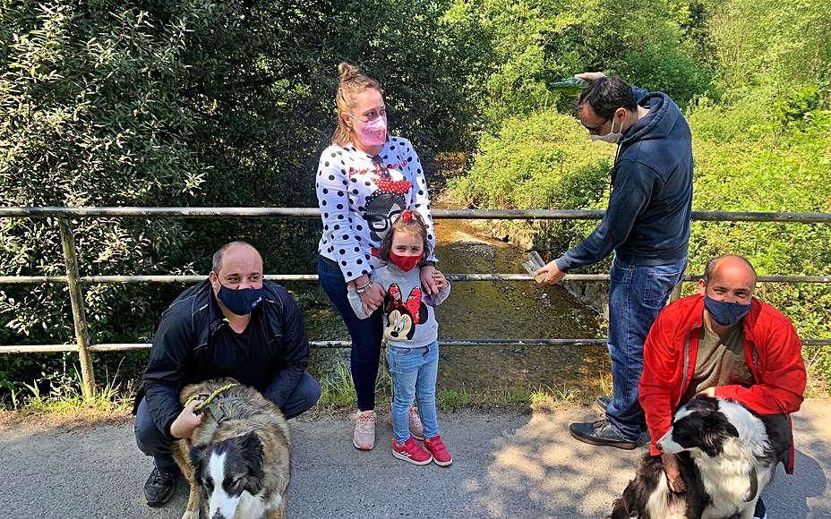 Agachadados Pablo y Pedro Sánchez y detrás Leticia Castaño, la pequeña Vera Álvarez y Raúl Martínez al pie del Piles a su paso por Granda