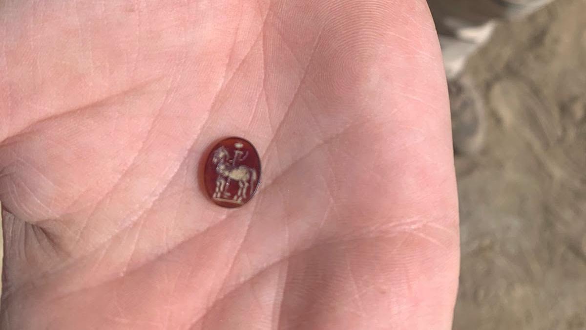 El entalle romano hallado en el yacimiento de Los Bañales.