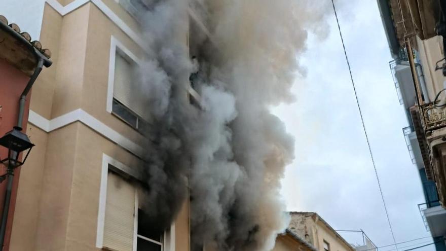 Un incendio en un piso en Dénia deja dos heridos y varios vecinos desalojados
