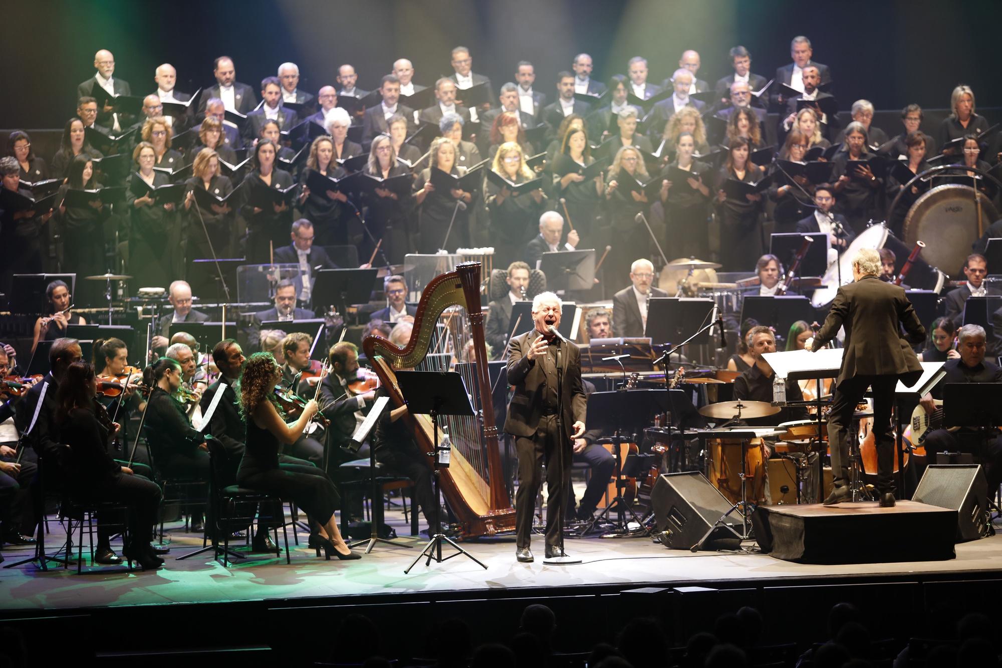 EN IMÁGENES: Así fue el tercer concierto de Víctor Manuel en la Laboral con la OSPA y el Coro de la Fundación Princesa de Asturias