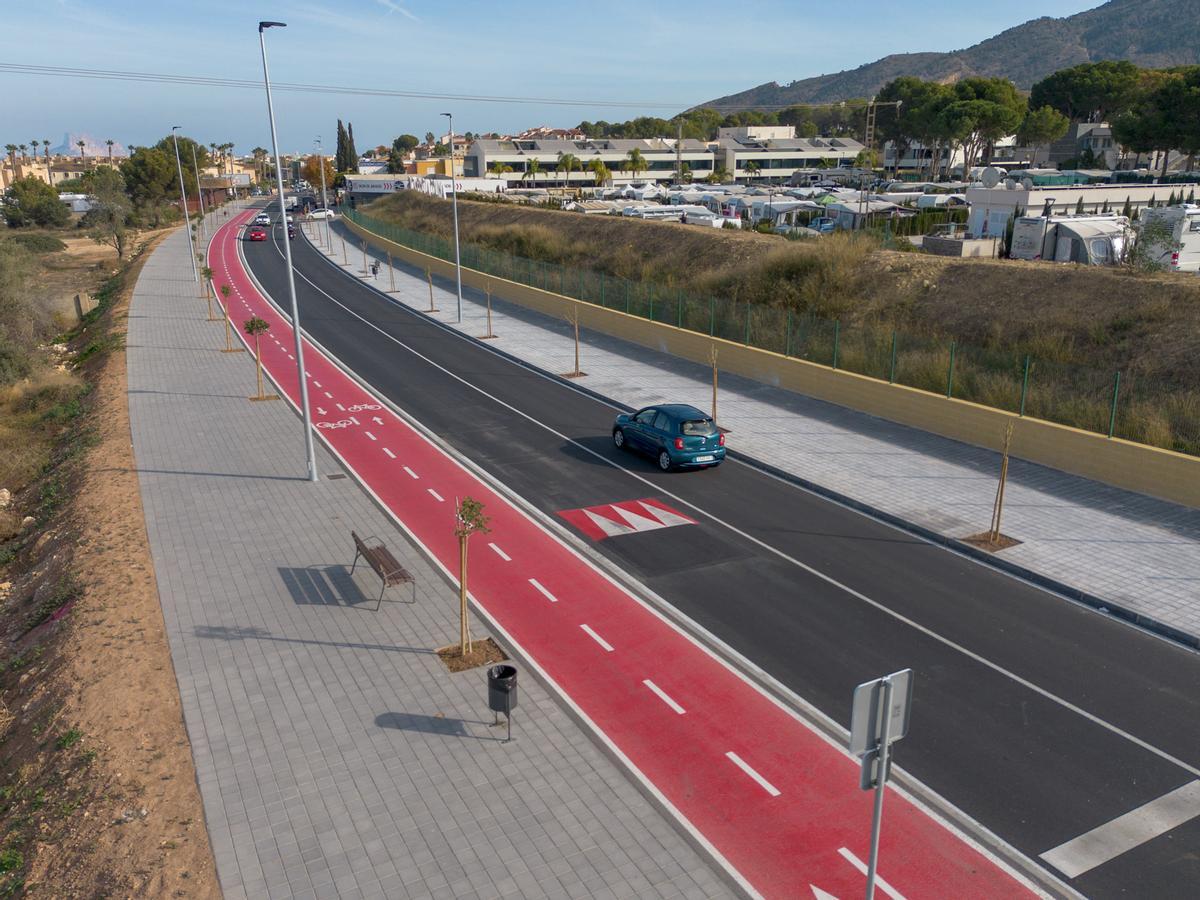 Un vehículo pasando por el nuevo camino.