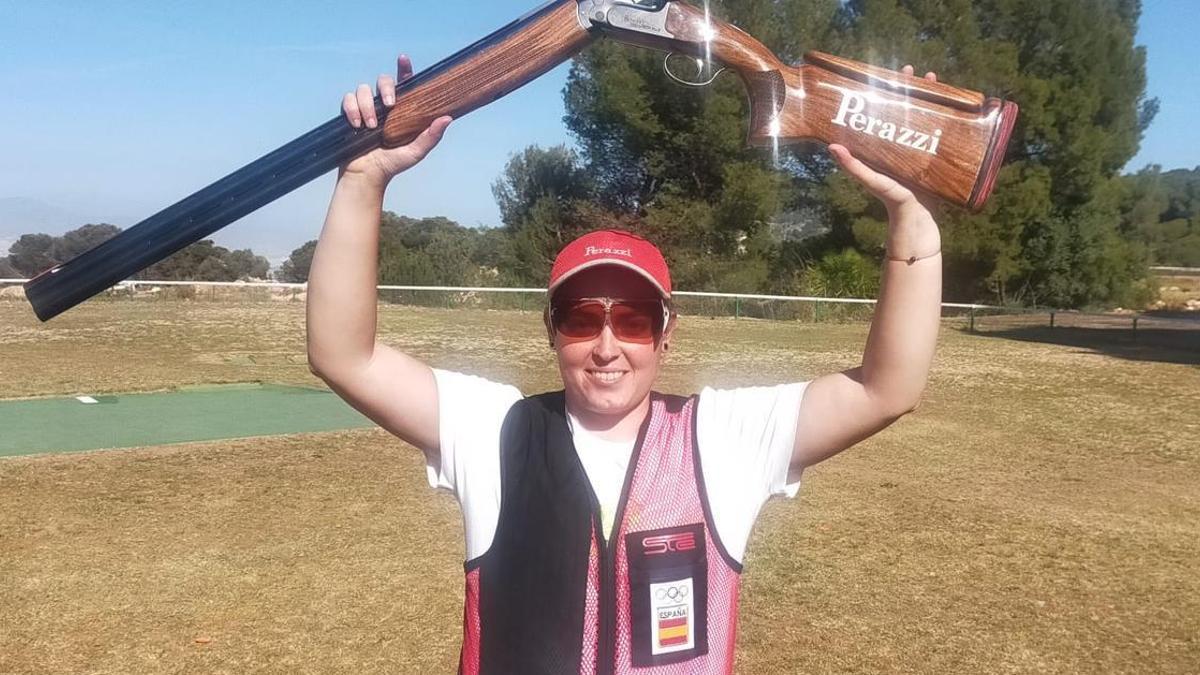 Paqui Muñoz celebra la victoria en la Copa del Rey de tiro al plato.