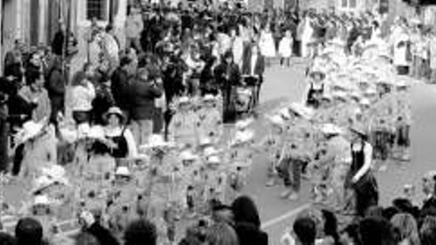 El desfile llenó de colorido y alegría las calles de Jaraíz