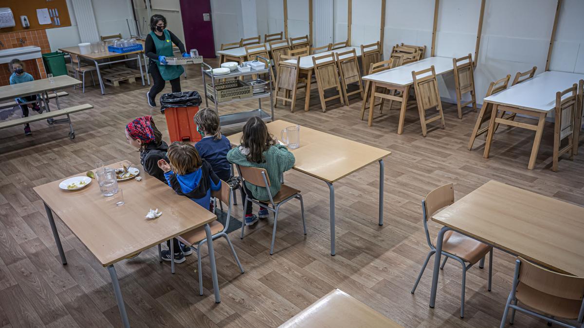 Barcelona 20/01/22 Sociedad. Colegi que es mantengui obert. Les dues caras: aula vacía y llena. Escuela pública CEIP Fructuós Gelabert. Comedores con muchas mesas vacías debido al elevado número de niños confinados. AUTOR: MANU MITRU.