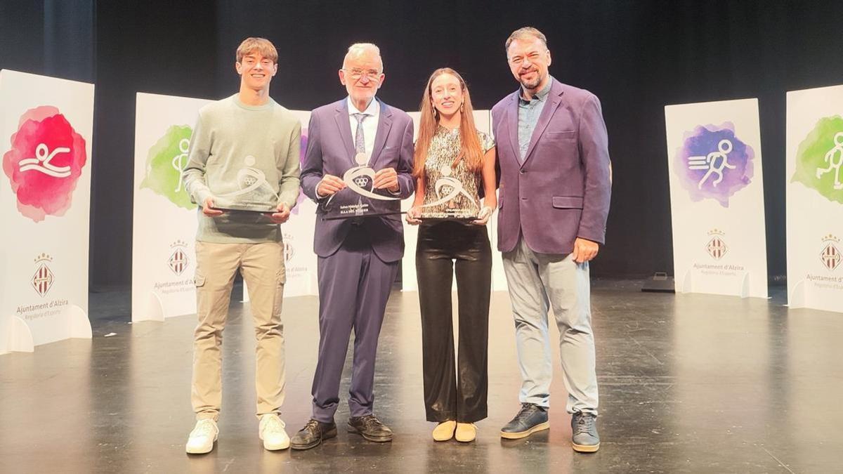 Salva Hidalgo, entre Adri Climent y Victoria Andrés, con el presentador de la gala del deporte, David Chordà.
