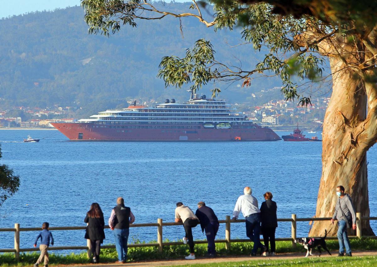El “Evrima”, en la ría de Vigodurante su traslado a Astander.