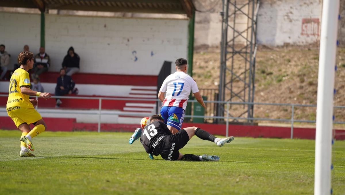 El portero del Girona B derriba al Kun en el Municipal de los Deportes.