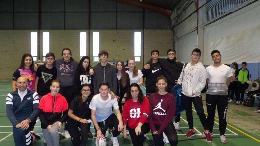 Participantes en las clases de rugby que ayer tuvieron lugar en el pabellón del IES Aller Ulloa de Lalín.