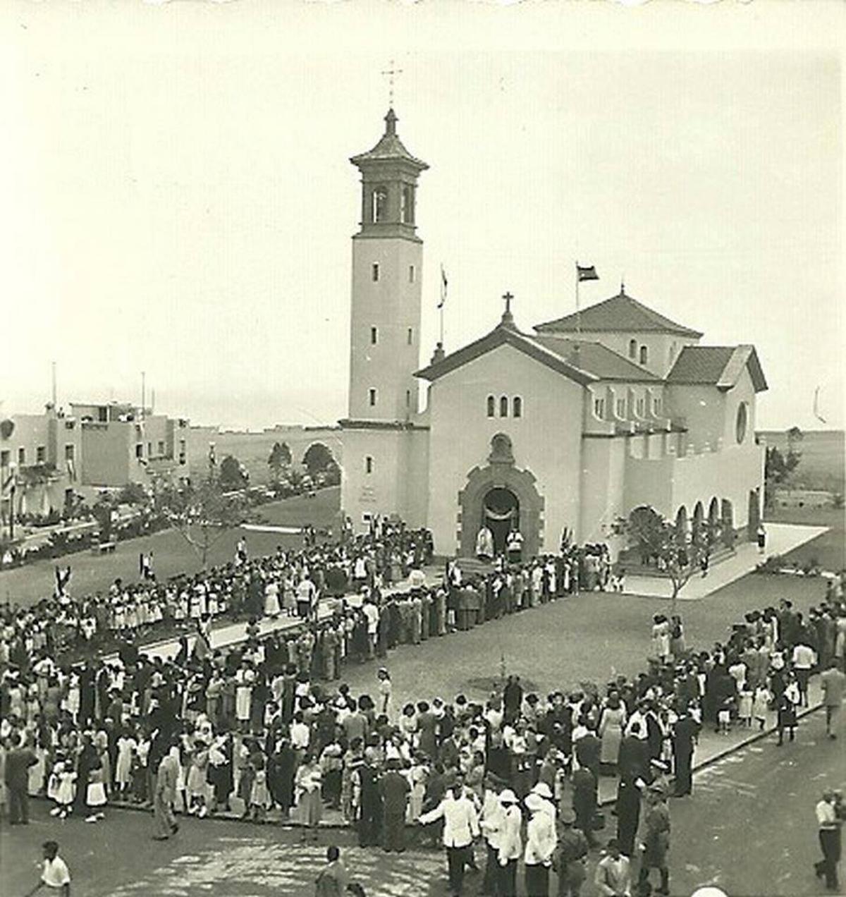La iglesia de Santa Isabel de Hungría en torno al año 1950.