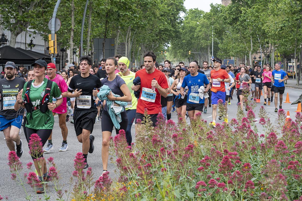 Los participantes recorren la Gran Vía a la altura de Rambla de Catalunya durante la 44 edición de la Cursa de El Corte Inglés