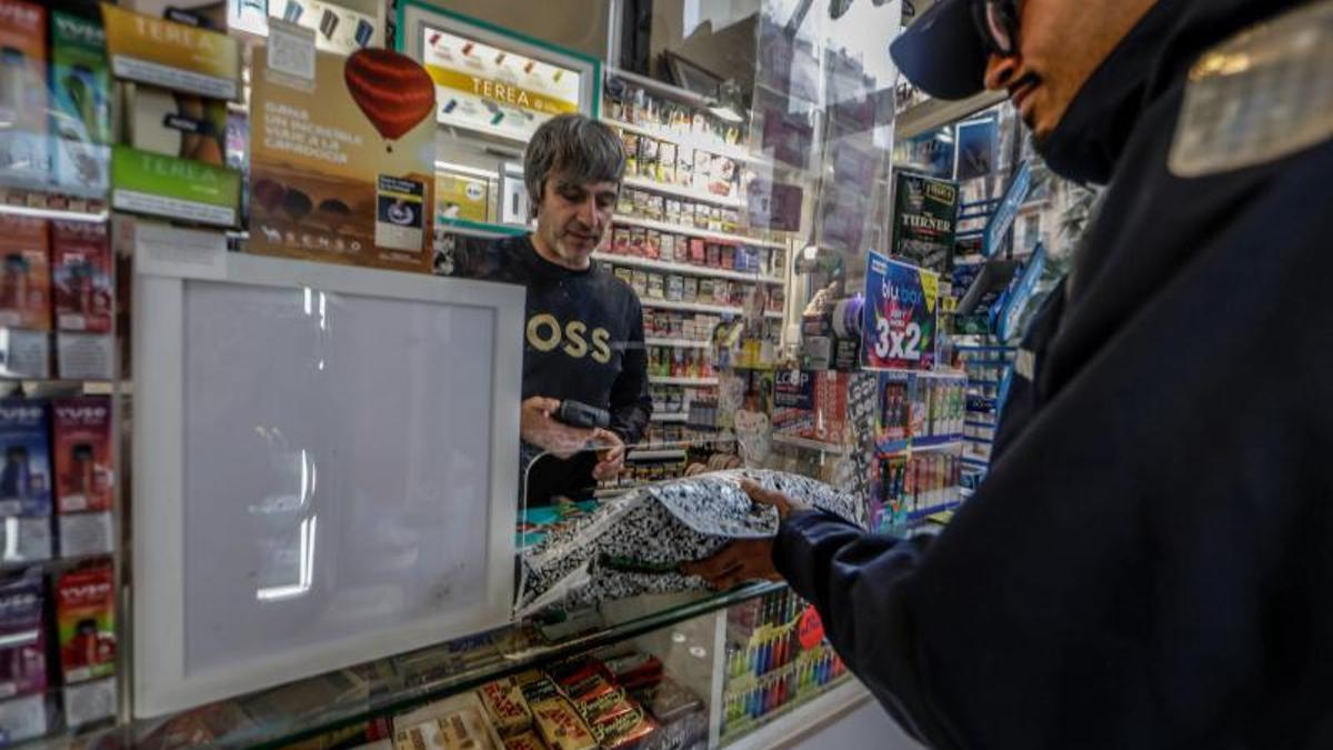 "El timo del buen empleado" es la nueva estafa que afecta a los locales comerciales, de la cual ha advertido la Policía Nacional.