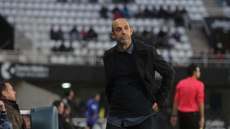 Alberto Monteagudo en la zona técnica durante un encuentro disputado en el Cartagonova.