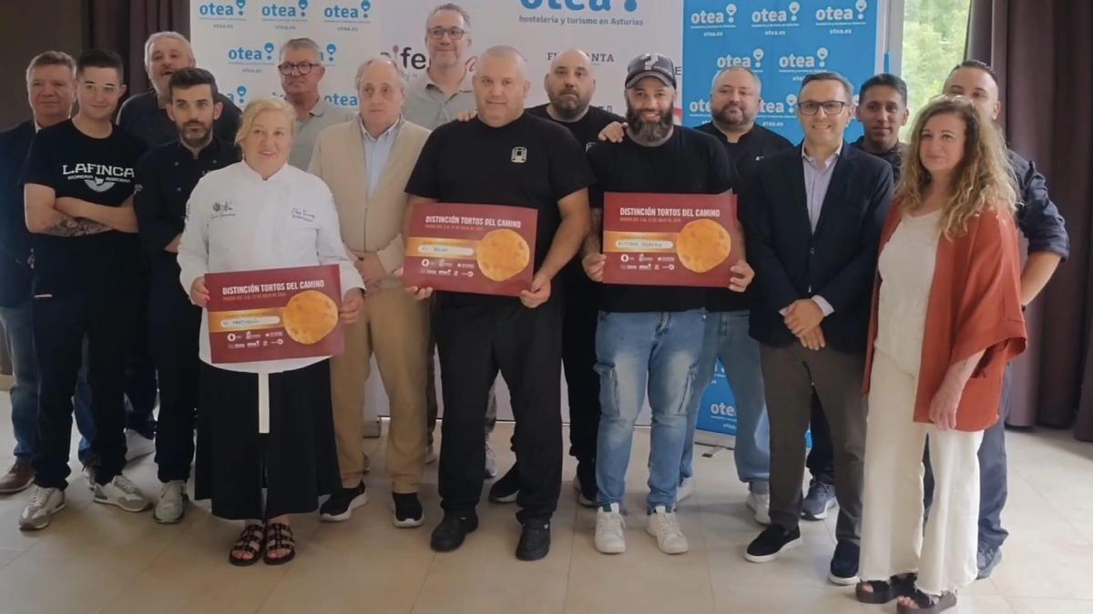 Los ganadores con el jurado y miembros de Otea.