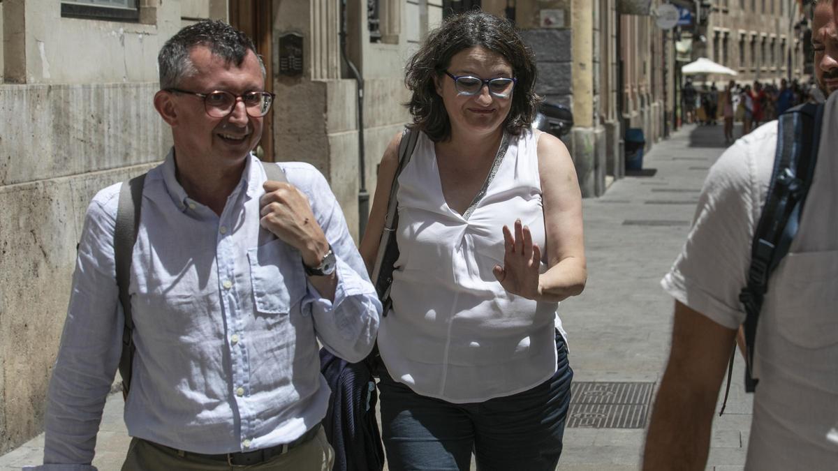 La exvicepresidenta Mónica Oltra y su jefe de gabinete, Miquel Real al que también han archivado la investigación en la causa, en una imagen de archivo.