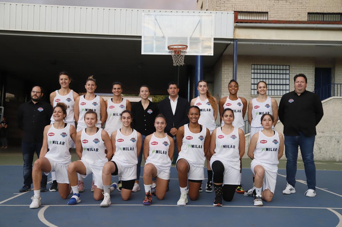 Plantilla del Milar Córdoba Baloncesto Femenino en el Colegio Cervantes.