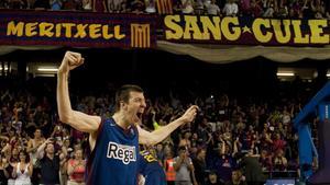 Fran Vázquez celebra un título de Liga conquistado por el FC Barcelona ante el Real Madrid en el Palau Blaugrana.