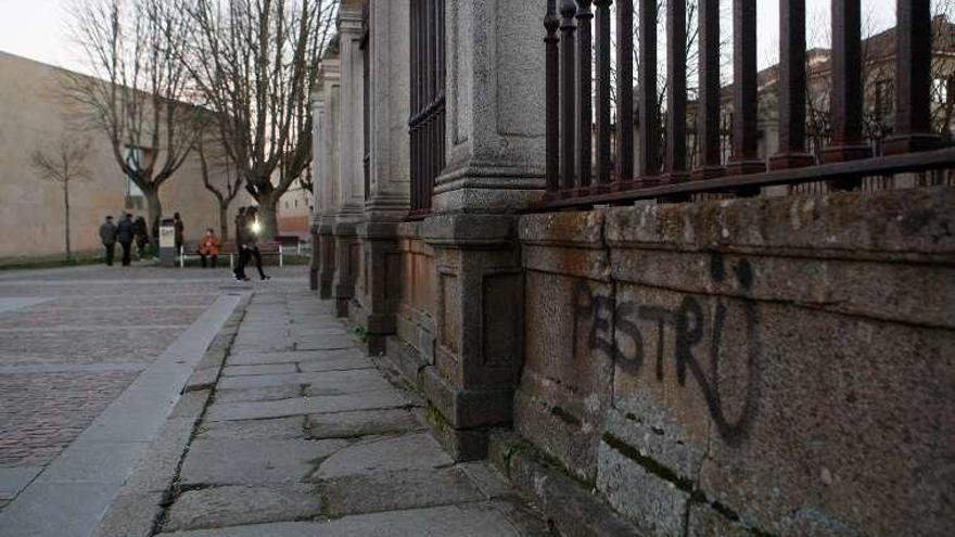 Pintadas en el exterior de la Catedral