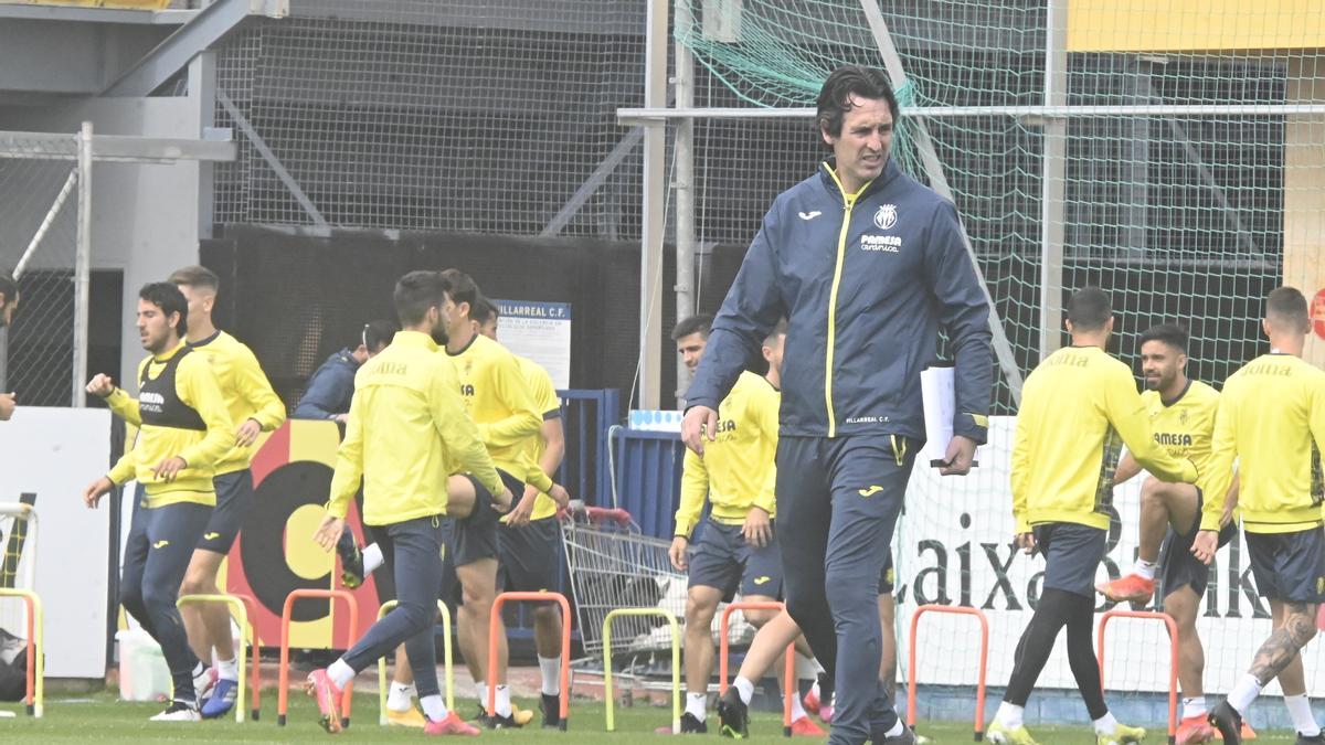 Emery observa un entrenamiento del Villarreal en la Ciudad Deportiva.