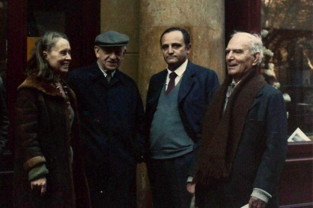 Nicole y Apel.les Fenosa, Francesc Draper y Josep Granyer, en 1981, delante de la galería.