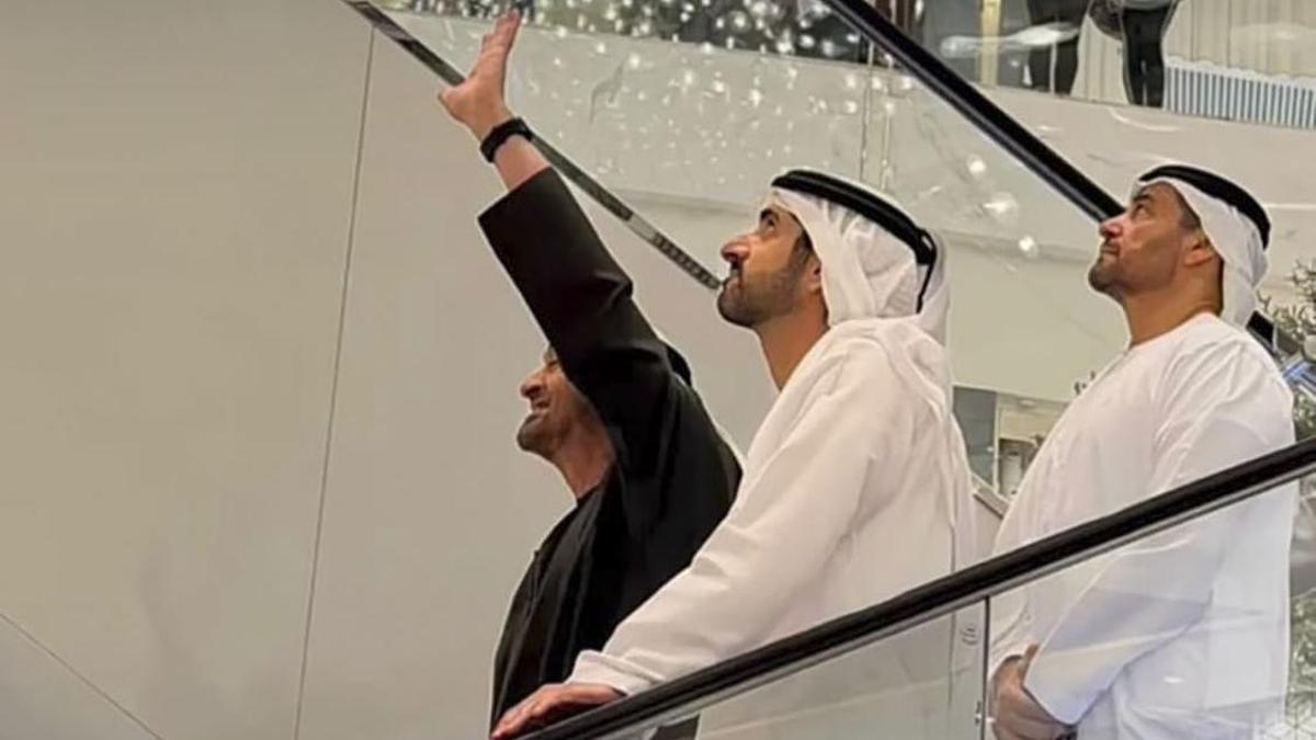 El presidente de Emiratos pasea por un centro comercial en Dubái para mostrar normalidad