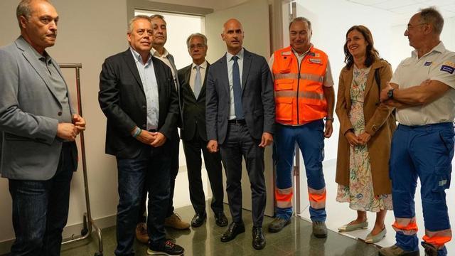 Desde la izquierda, Antonio Reguera, Antonio Gómez, José Ramón Parada, Román Gómez y José Flores, con personal del 061.