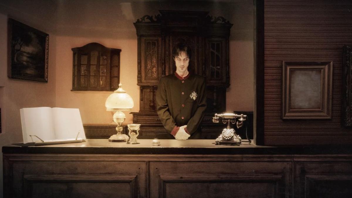 Climent Vila, en la recepción de su famoso hotel temático de Berga: Insomnia Hotel.