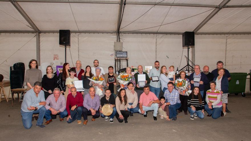 Xosé Ambás entona en San Justo al recibir la &quot;Castaña de oro&quot;