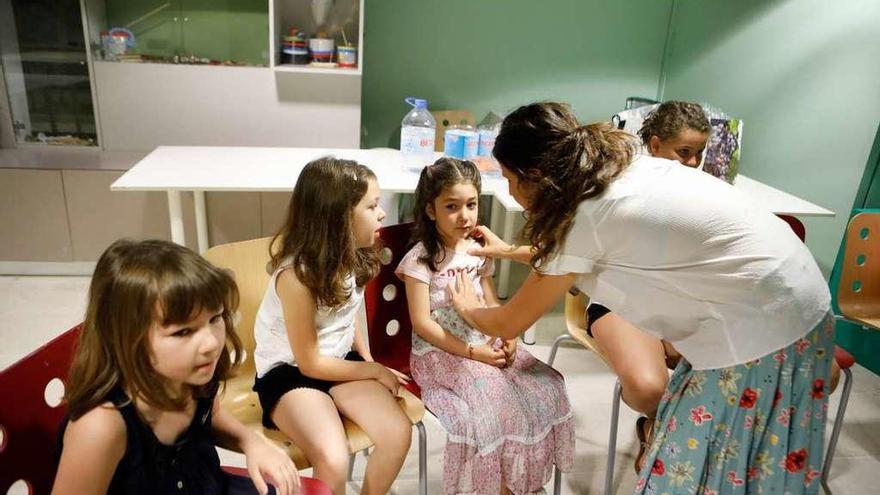 Los niños durante una de las actividades del taller.