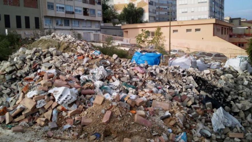 La escombrera próxima a la rambla que cruza Petrer