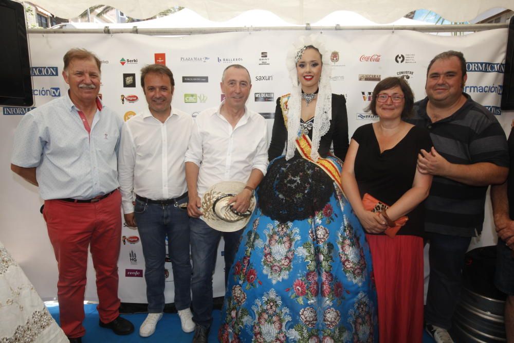 Compromís con Toni Arques, Natxo Bellido, edil en el Ayuntamiento de Alicante, Joan Baldoví, diputado, Sonia Tirado, concejala, y Robert Vilaplana, junto a Isabel Bartual, Bellea del Foc.