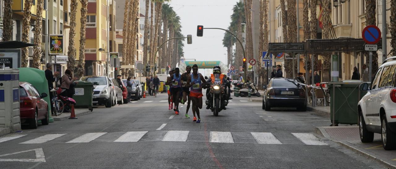 Agentes de seguridad acompañan a unos corredores de una edición anterior del Marató bp Castelló.