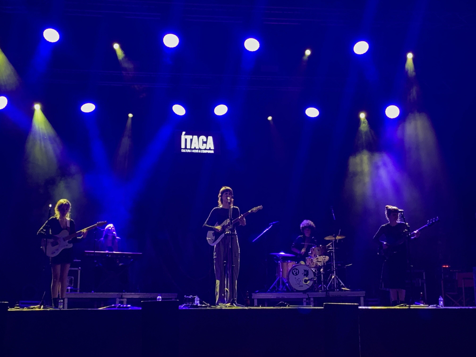 Natalia Lacunza i el públic gaudeixen al Festival Ítaca, a l'Escala