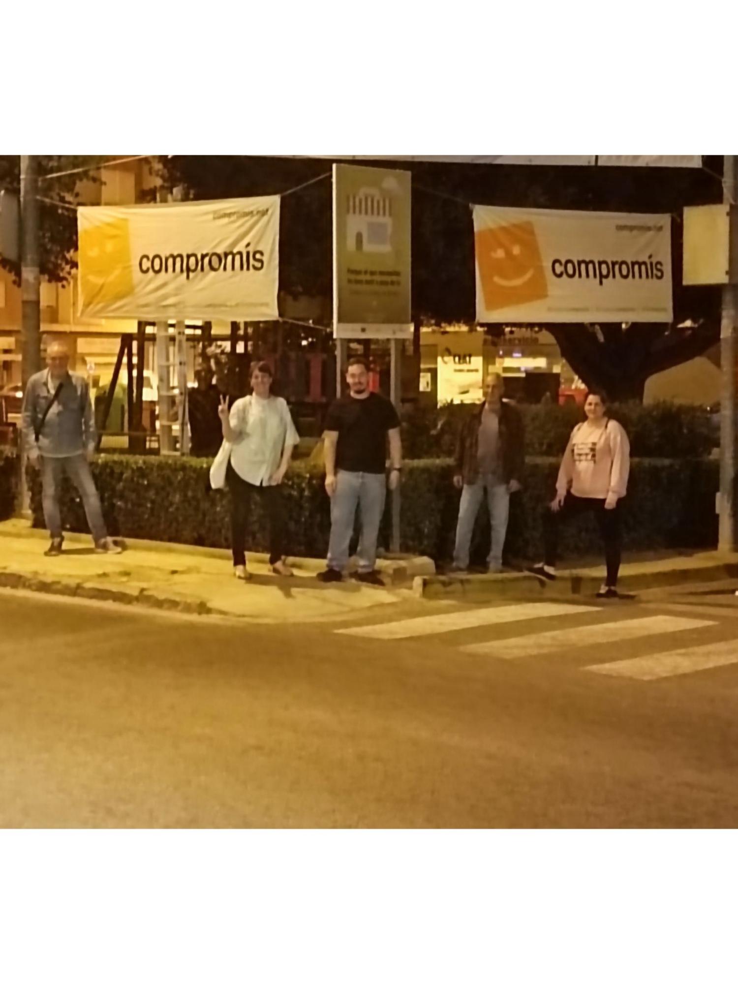 Noche de cuelga de carteles electorales en Camp de Túria