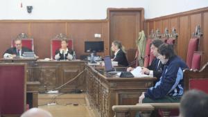 El acusado, sentado junto a su abogado, este lunes durante el juicio en la Audiencia Provincial de Badajoz.