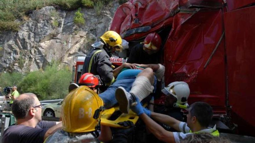 Un motorista muere tras chocar con un camión en el corredor de O Morrazo